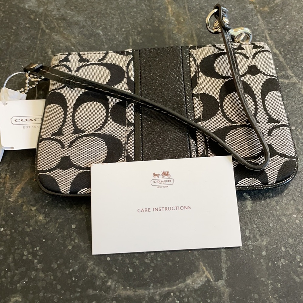 NWT Coach wristlet - Picture 4 of 4
